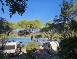 Piazzole per camper e caravan affacciate sul mare di Lacona al Camping Stella Mare