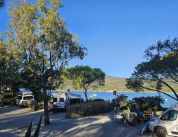 Piazzole ombreggiate per camper vicino al mare nella baia di Lacona